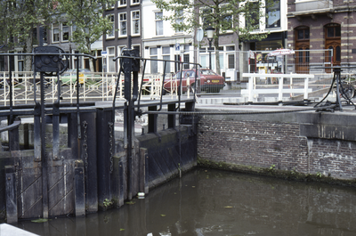 858087 Gezicht op de sluisdeuren van de Weerdsluis te Utrecht, met op de achtergrond de huizen aan de Bemuurde Weerd O.Z.